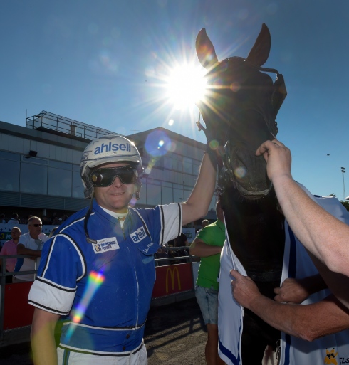 Attraverisamo och Erik Adielsson vid en tidigare seger. Foto av Lars Jakobsson/TR Bild